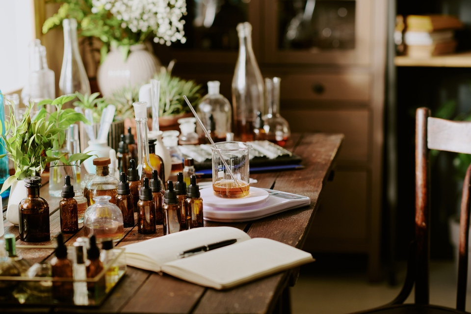 What is Asmona? The Reason Many People Need Stronger Fragrances