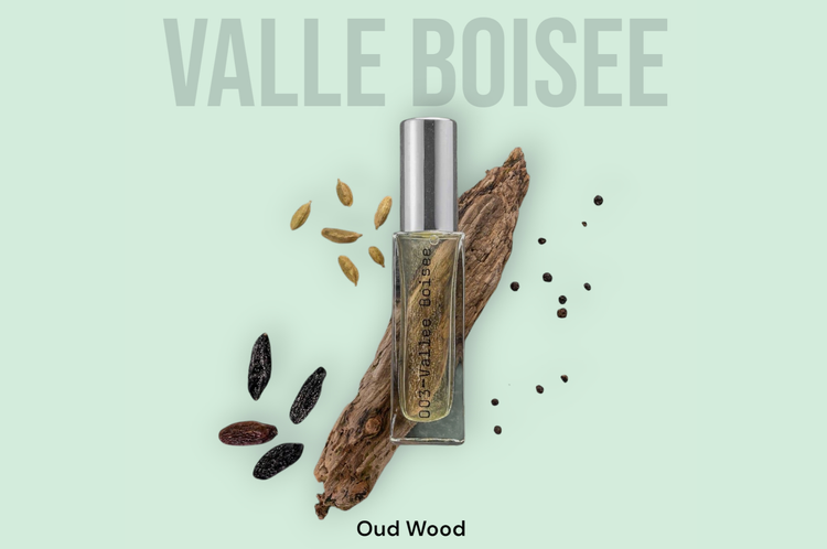 Valle Boisee Oud Wood product with ingredients on a light green background